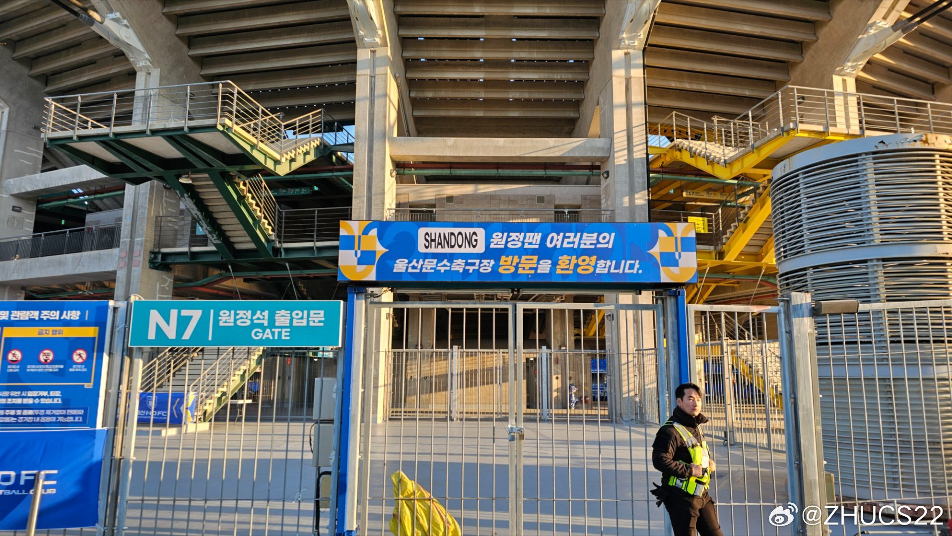  博主：蔚山現(xiàn)場(chǎng)工作人員、轉(zhuǎn)播車、安保在準(zhǔn)備撤場(chǎng)，場(chǎng)外一片安靜