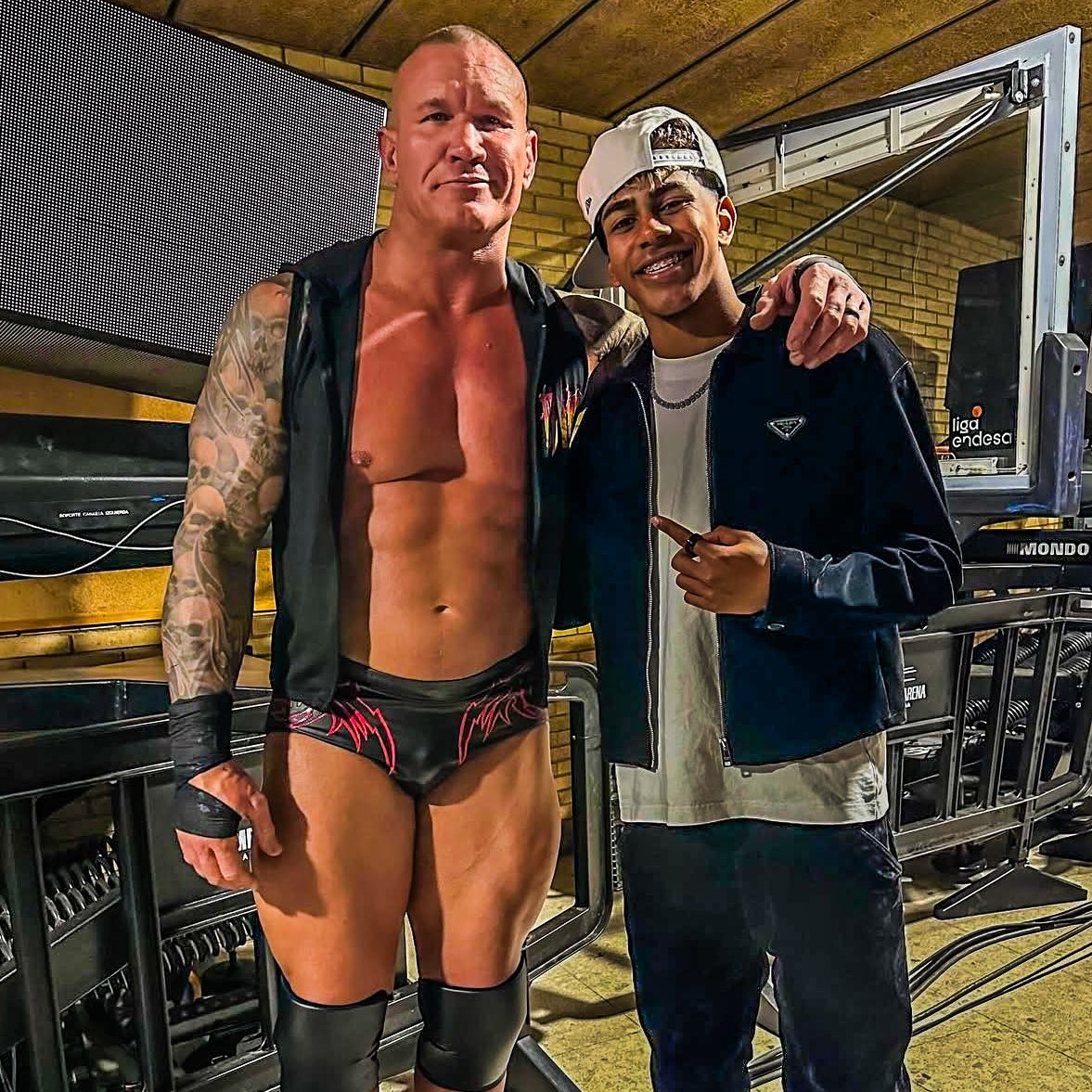  小心RKO！亞馬爾現(xiàn)場觀戰(zhàn)WWE，和奧爾頓、Triple H等合影