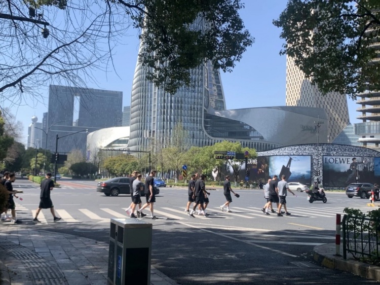  心態(tài)放松，有網(wǎng)友拍到澳大利亞隊早上在萬象城citywalk